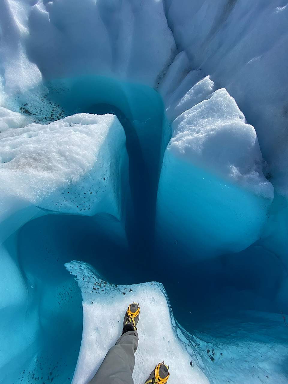 Moulin filled blue pool