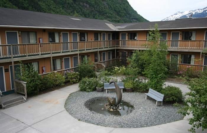 Skagway hotels lodges Skagway Exterior 2005 Laurence D Chen All rights reserved www Lchenphoto com