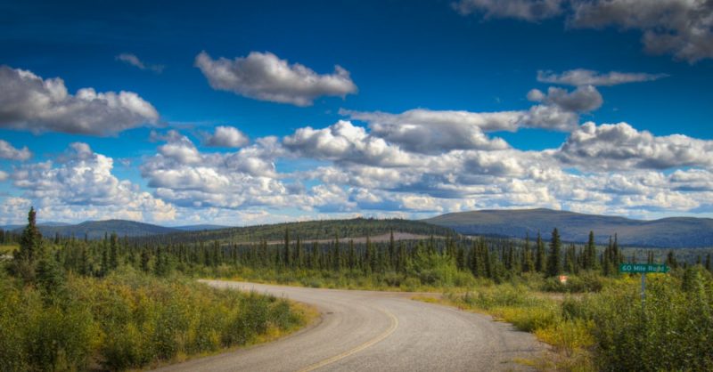 Erfaren person Bordenden det sidste Top of the World Highway | Driving Guide | ALASKA.ORG