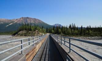 Kennicott river footbridge 01 mzx8hv