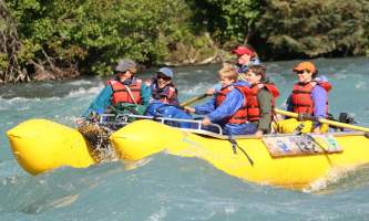 Kenai-riverside-lodge-5-Rafting_the_Mild_Class_II_Kenai_River-pdvlvb
