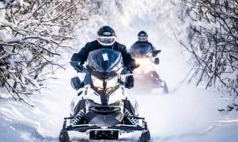 Snowmobiling 2 sleds down the trail p5hybi