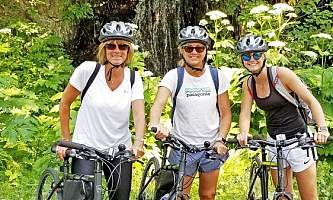 Alaska trail guides group Of3