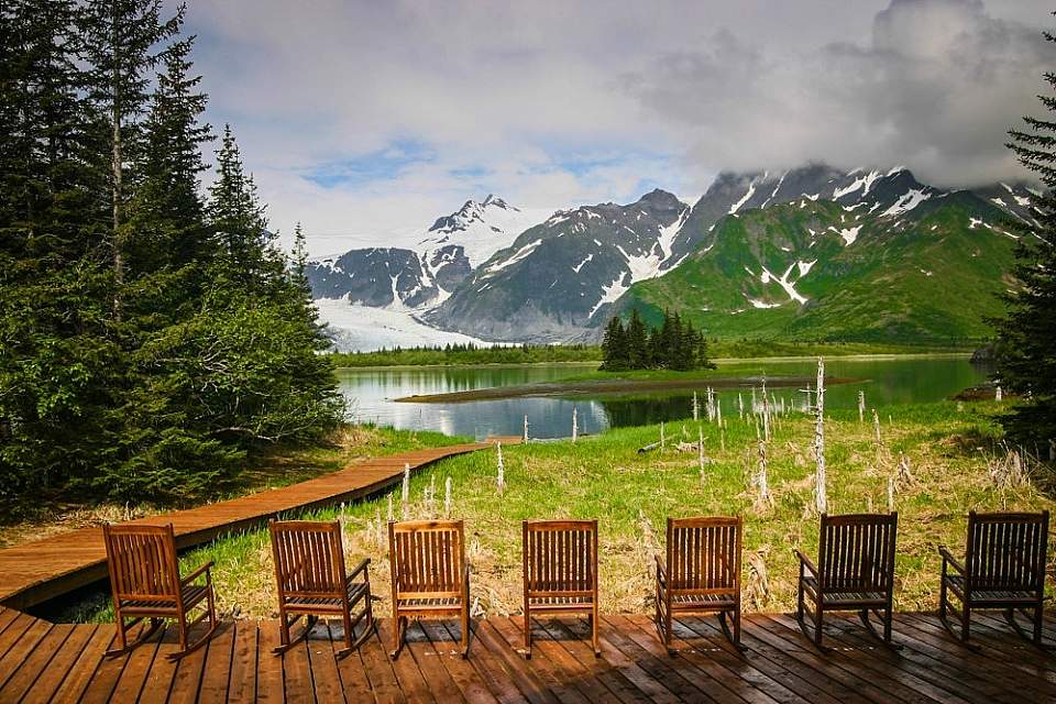 Located in the heart of Kenai Fjords National Park, the main lodge and cabins have full views of nearby Pederson Glacier