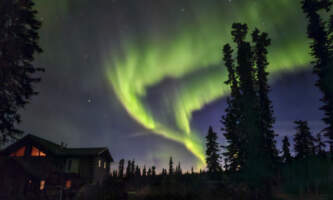 Avens Alaska Aurora over lodge