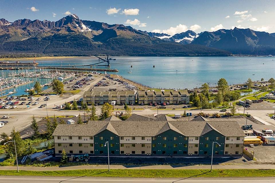 The Seward Gateway Hotel is within walking distance to the harbor, and offers a free shuttle from the train depot and cruise ship terminal