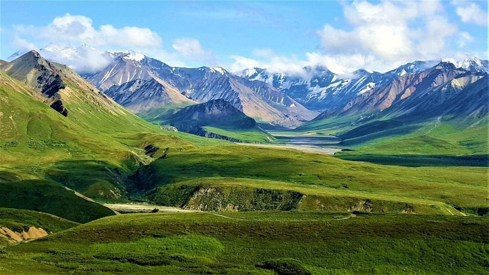 https://uploads.alaska.org/suppliers/parks-trails/P/polychrome-overlook/_1600xAUTO_crop_center-center_65_none/polychrome-pass-jim-berzowski-1920_6148e1530ac09-20190710_2143362-alaska-untitled.jpg?utm_source=chatgpt.com